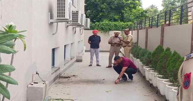 Punjab News: BJP के जिला दफ्तर पर पेट्रोल बम से हमला, इलाके में फैली सनसनी