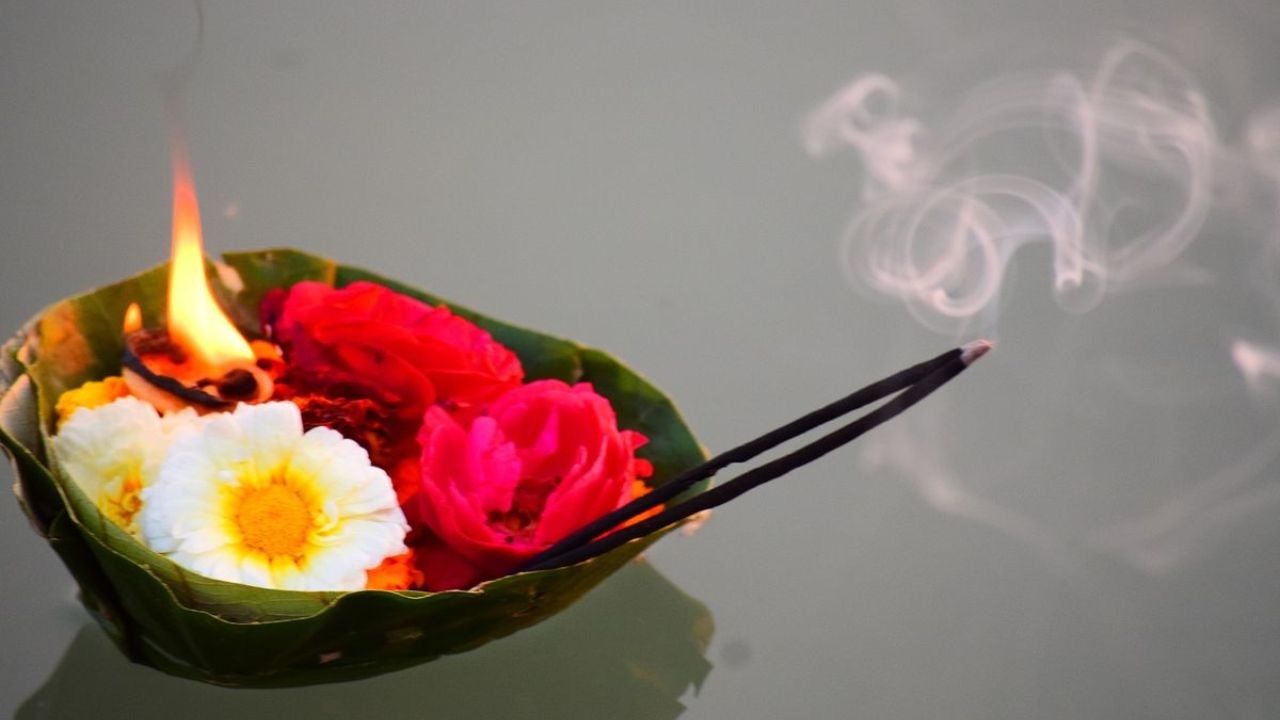 सर्वपितृ अमावस्या पर लग रहा है साल का आखिरी सूर्य ग्रहण, जानें कैसे करें इस दिन श्राद्ध-तर्पण
