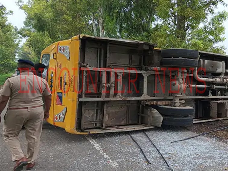 बच्चों से भरी Royal Public School की Bus पलटी, कई घायल
