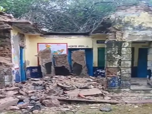 ढह ढेरी हुई स्कूल की दीवार, छूट्टी के चलते बची कई जानें