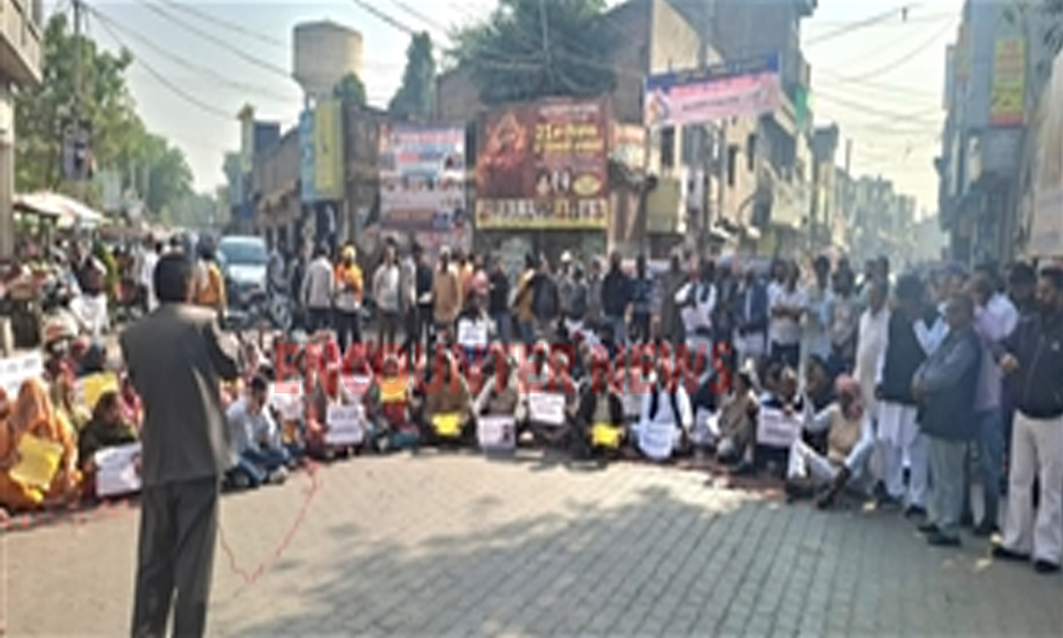 Punjab News: एजेंट की मौत को लेकर परिजनों ने थाने के बाहर लगाया धरना, रखी ये मांग