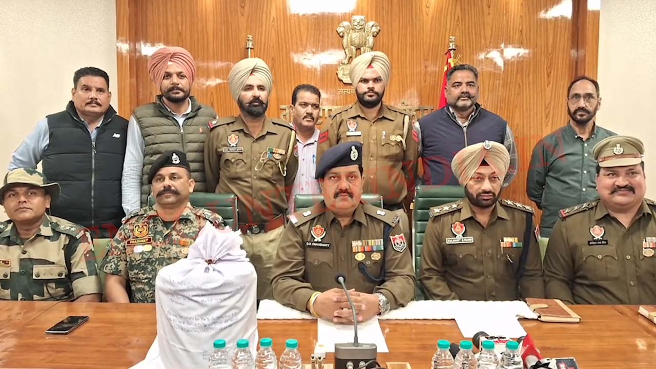 Punjab News: पुलिस व BSF की बड़ी कार्रवाई, 2 किलो 544 ग्राम हेरोइन के साथ 2 तस्कर काबू, देखें वीडियो