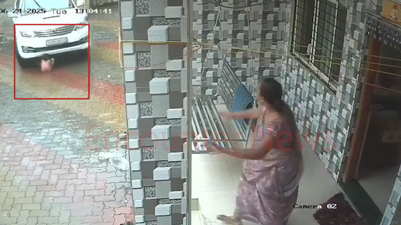 Fortuner गाड़ी के नीचे आया 2 वर्षीय बच्चा, ऐसे बची जान, देखें CCTV