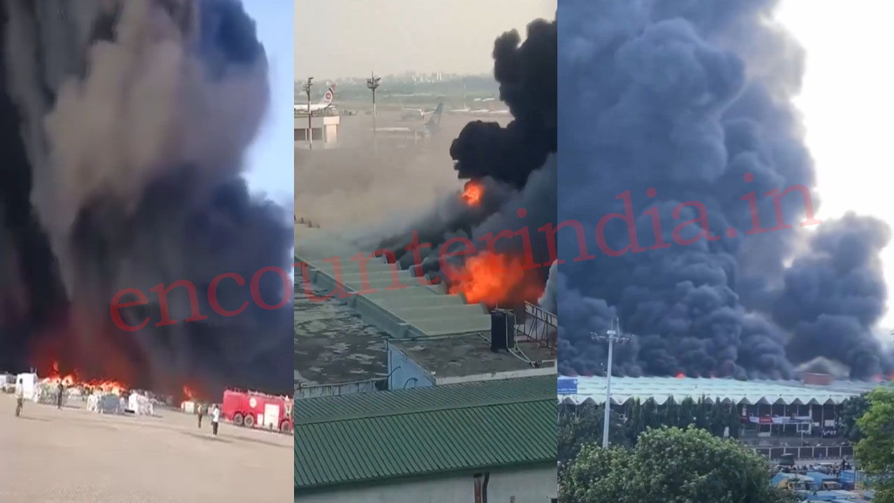 Airport के कार्गो विलेज में लगी भीषण आग, उड़ानें स्थगित, आसमान में छाया धुएं का गुब्बार, देखें वीडियो