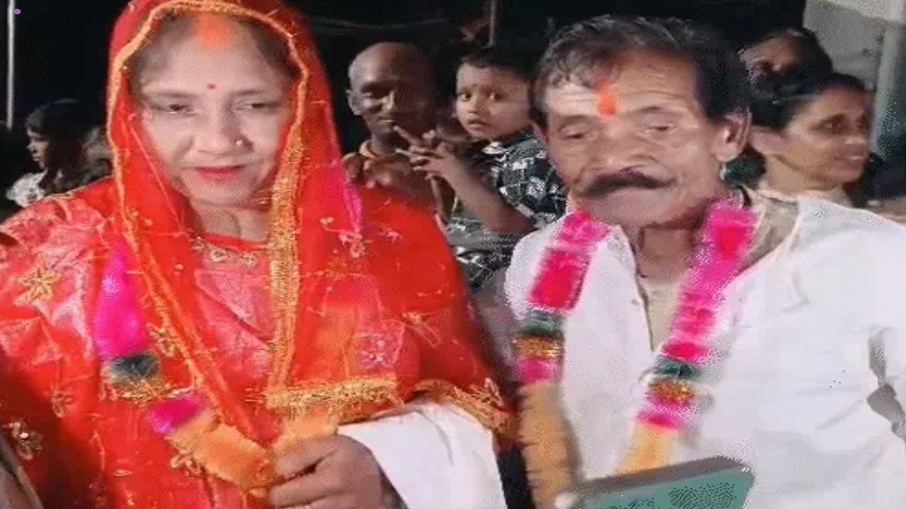 अनोखी शादीः 70 साल के बुजुर्ग ने 30 साल की महिला से रचाया ब्याह