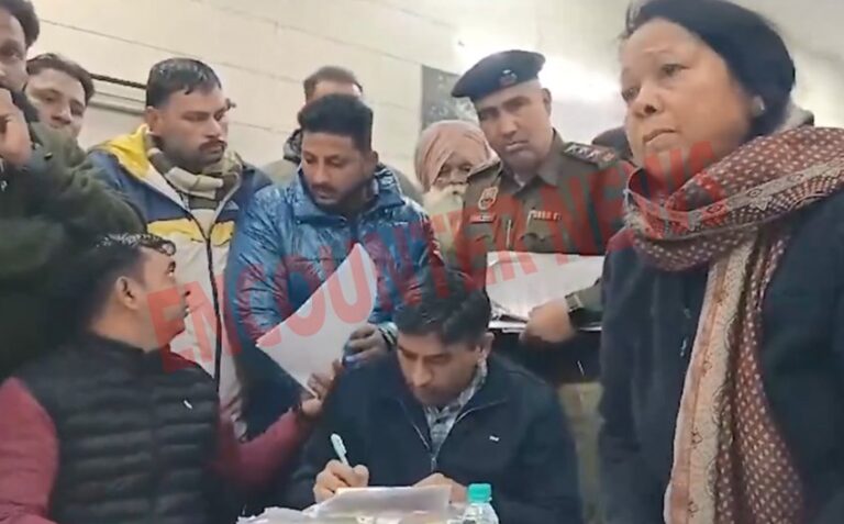 जनता दरबार में महिला ने रो-कर लगाई गुहार, SHO पर भड़के मंत्री, किया सस्पेंड, देखें वीडियो