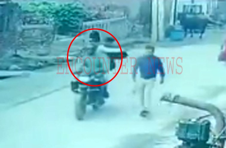 सरेआम Principal को बाइक सवार बदमाशों ने मारी गोली, देखें CCTV