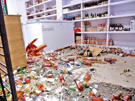 महिलाओं ने की शराब की दुकान में तोड़फोड़, स्टाफ को खदेड़ कई वाहन भी किए नष्ट