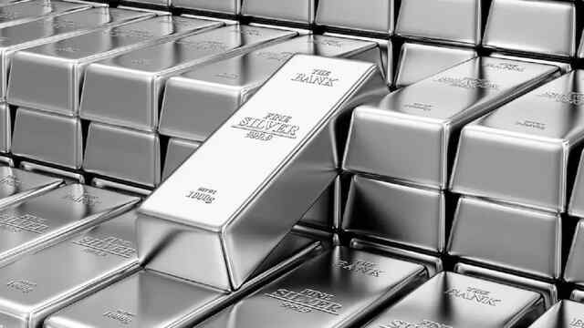 पहली बार चांदी की कीमतों ने बढ़ाई लोगों की चिंता, 3 लाख के पार पहुंचा Silver का Prize