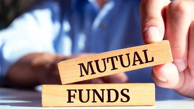 Share Market की अस्थिरता का असर, निवेशकों ने Mutual Funds से भी भरोसा तोड़ा