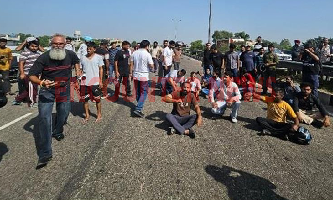 Punjab News: सड़क हादसे में व्यक्ति की मौत, परिजनों ने किया Jalandhar-Ludhiana National Highway जाम Punjab News: सड़क हादसे में व्यक्ति की मौत, परिजनों ने किया Jalandhar-Ludhiana National Highway जाम