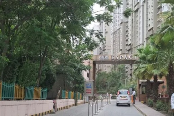 इस सोसायटी में 18वीं मंजिल से कूद महिला ने किया सुसाइड, मचा हड़कंप
