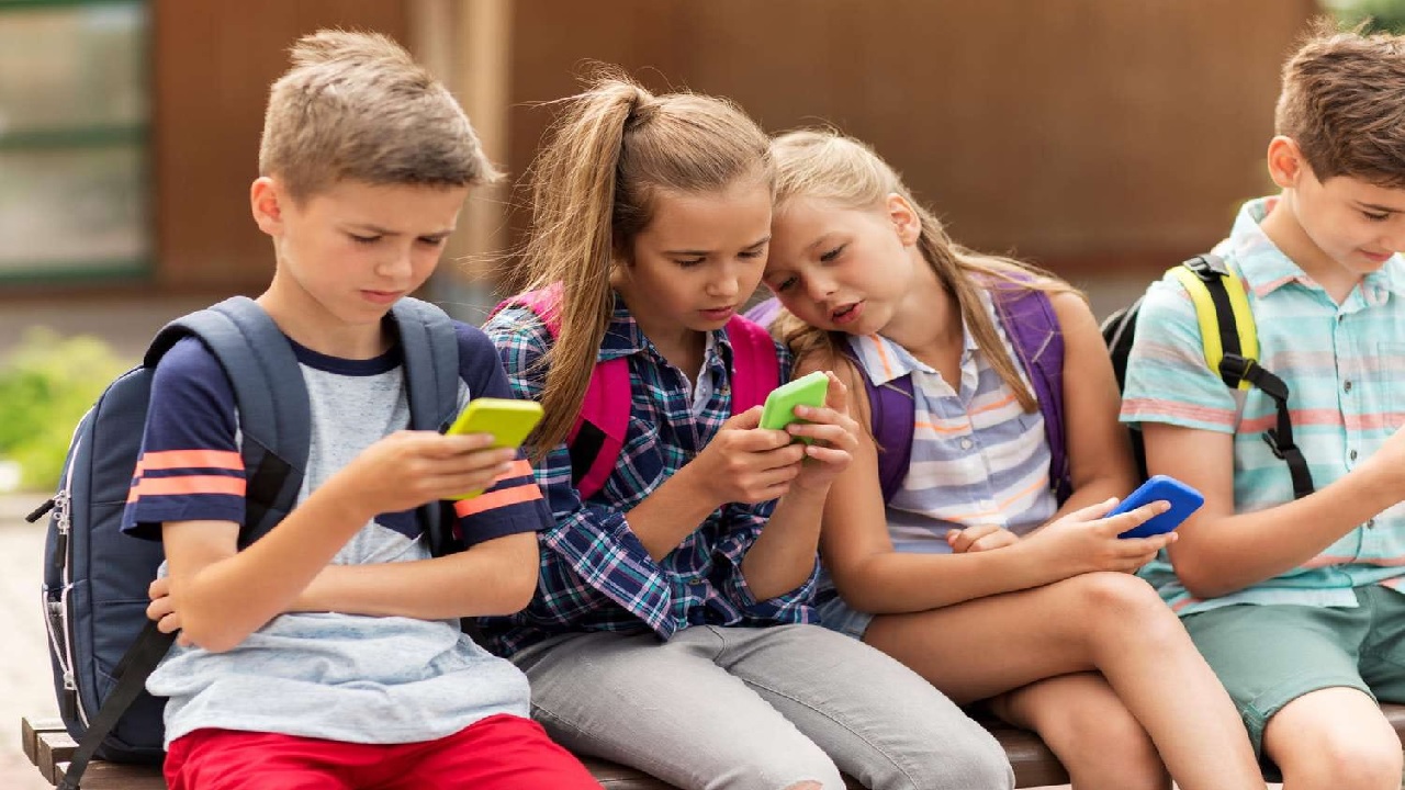 इस देश में अब बच्चे नहीं चला पाएंगे Social Media, सरकार ने लगाया बैन
