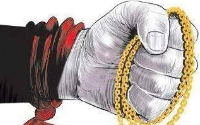 पूर्व महिला पुलिसकर्मी के घर चोरी, सोने की चेन और फोन लूटकर चोर फरार