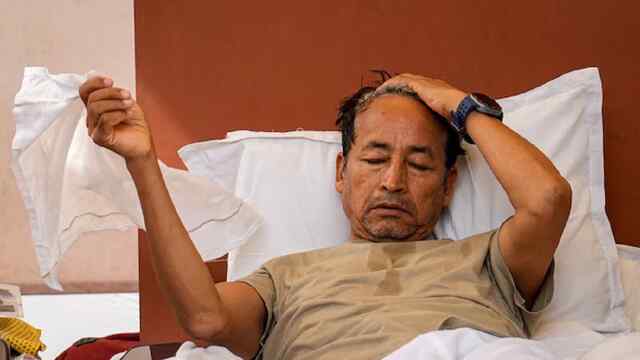 भूख हड़ताल पर बैठे Sonam Wangchuk की हालत हुई खराब, डॉक्टरों ने स्वास्थ्य को लेकर दी सख्त चेतावनी