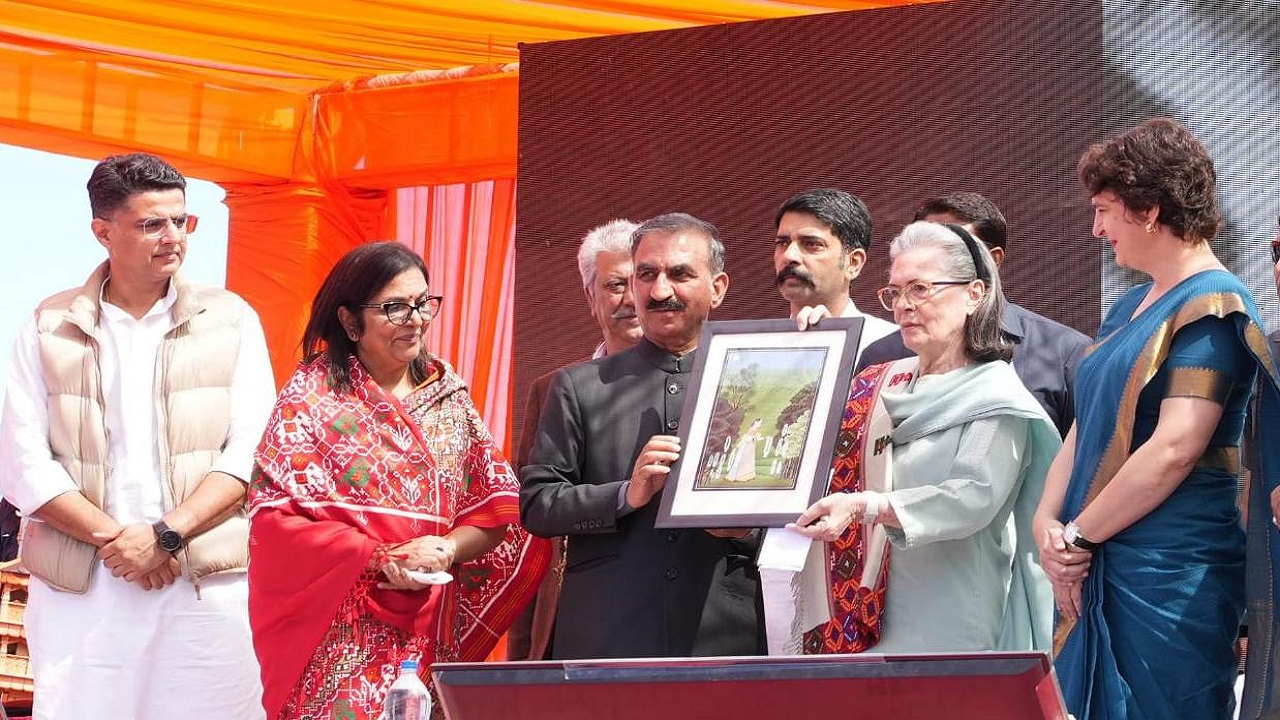 सोनिया गांधी ने किया पूर्व मुख्यमंत्री वीरभद्र सिंह की प्रतिमा का अनावरण, CM Sukhu भी रहे मौजूद