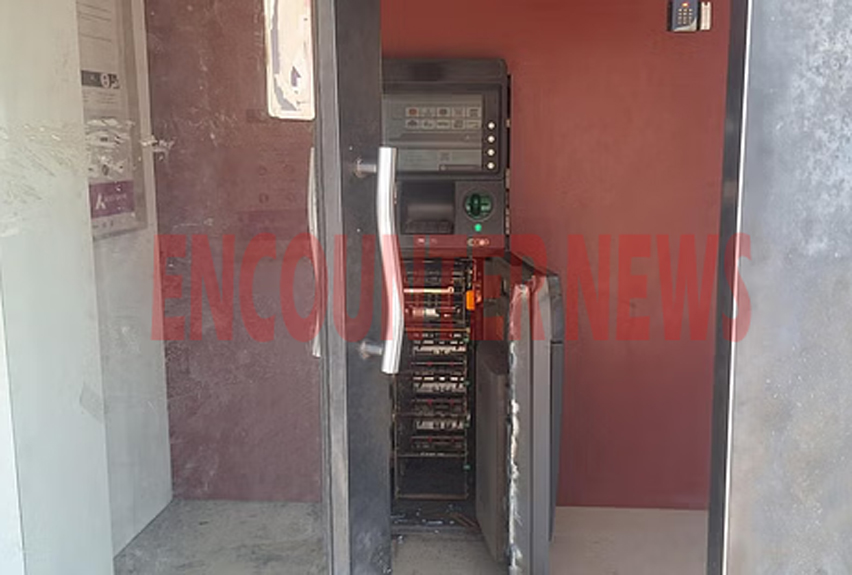 कार में आए चोर Axis Bank की ATM मशीन काटकर कैश लेकर हुए फरार