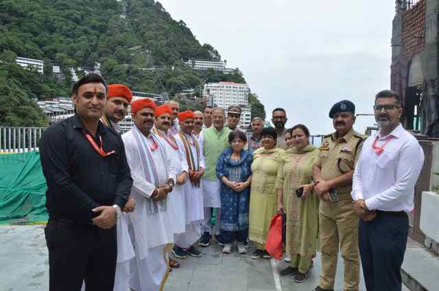 राज्यपाल ने माता वैष्णो देवी मंदिर में की पूजा-अर्चना