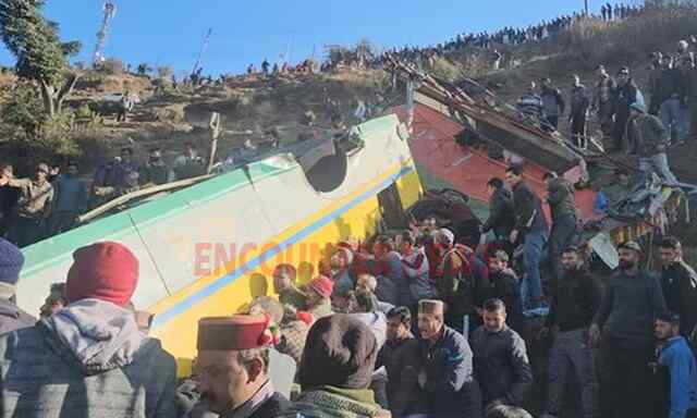 बड़ा हादसाः खाई में गिरी सवारियों से भरी बस, 7 की मौत, कई घायल, देखेंं वीडियो