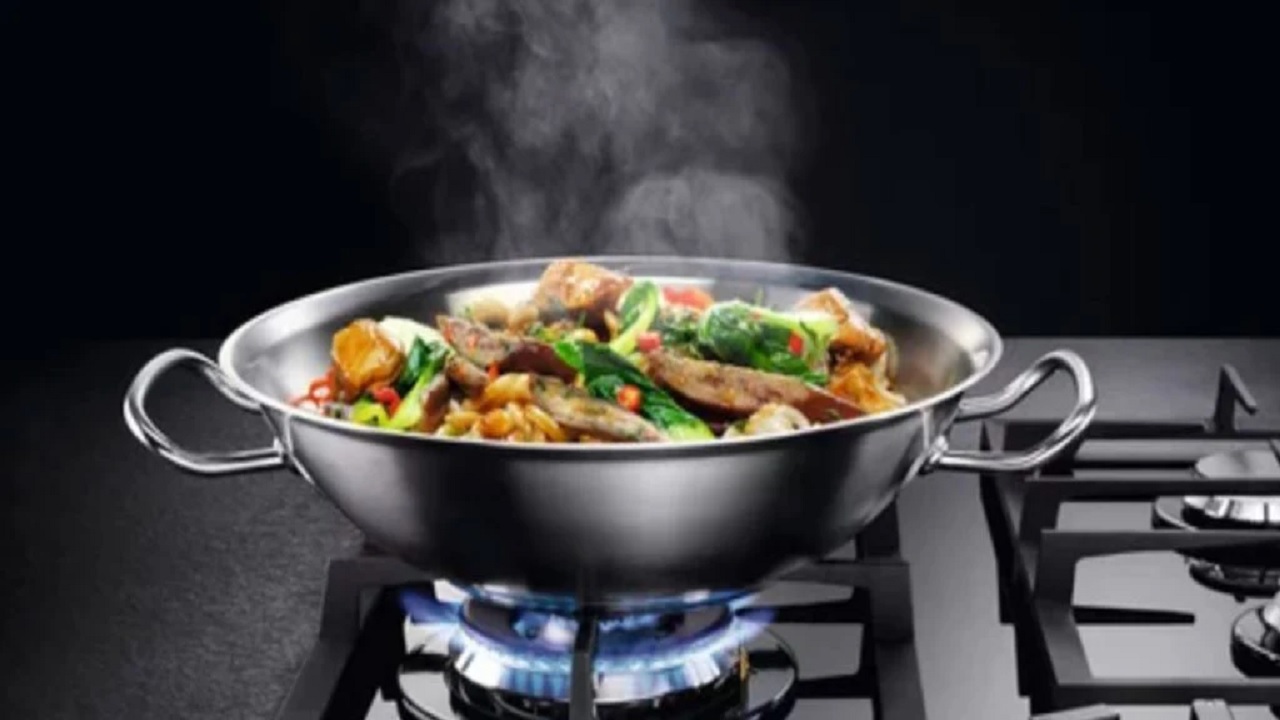 Steal के बर्तन में न रखें ये 3 चीजें, बढ़ जाएगा Food Poisoning का खतरा!