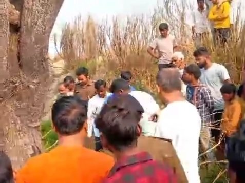 पेड़ से लटका मिला युवक का शव, हत्या की आशंका