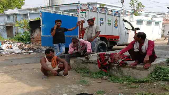 झोपड़ी में फंदे से लटकता मिला टेंपो ड्राइवर का शव, परिवार ने जताई हत्या की आशंका झोपड़ी में फंदे से लटकता मिला टेंपो ड्राइवर का शव, परिवार ने जताई हत्या की आशंका