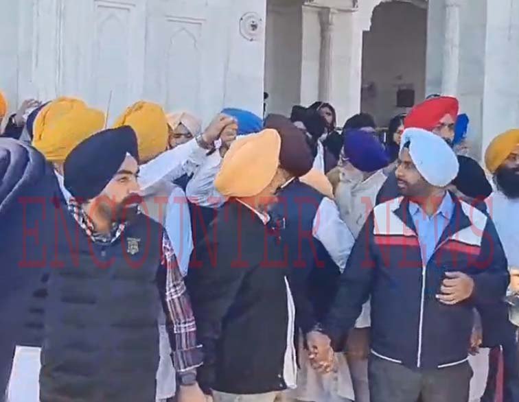 Punjab News: Golden Temple के बाहर प्लाजा में Sukhbir Badal पर हमलावार ने चलाई गोली! देखें वीडियो