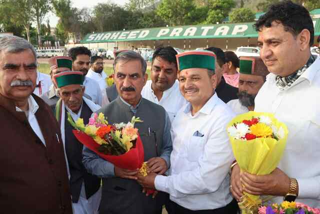 मुख्यमंत्री का ज्वालामुखी पहुंचने पर गर्मजोशी से हुआ स्वागत