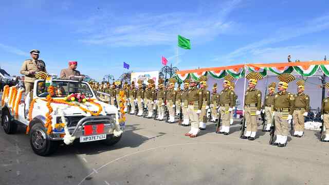 गणतंत्र दिवस समारोह में राज्यपाल ने ली मार्च पास्ट की सलामी, CM Sukhu भी रहे मौजूद