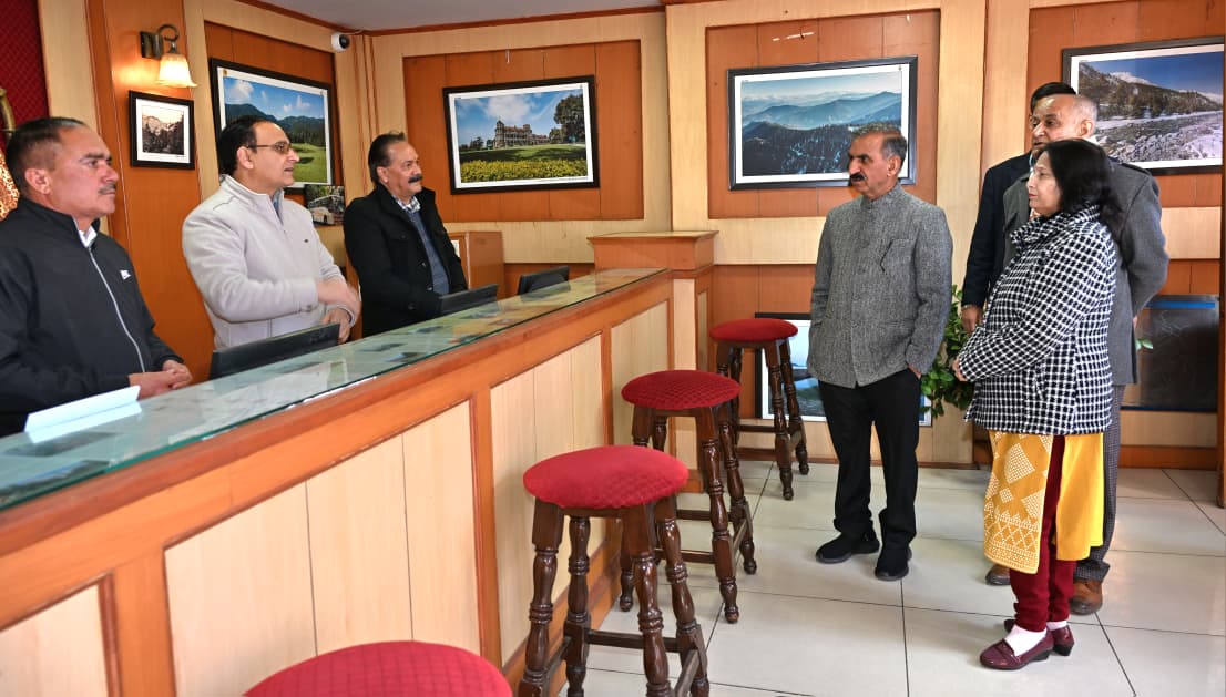 मुख्यमंत्री ने पर्यटक सूचना केन्द्र का निरीक्षण कर की व्यवस्था सुधार की सिफारिश