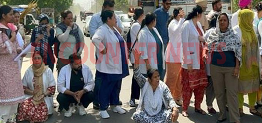 Punjab News: Rajindra Hospital के Staff ने किया मेन रोड जाम