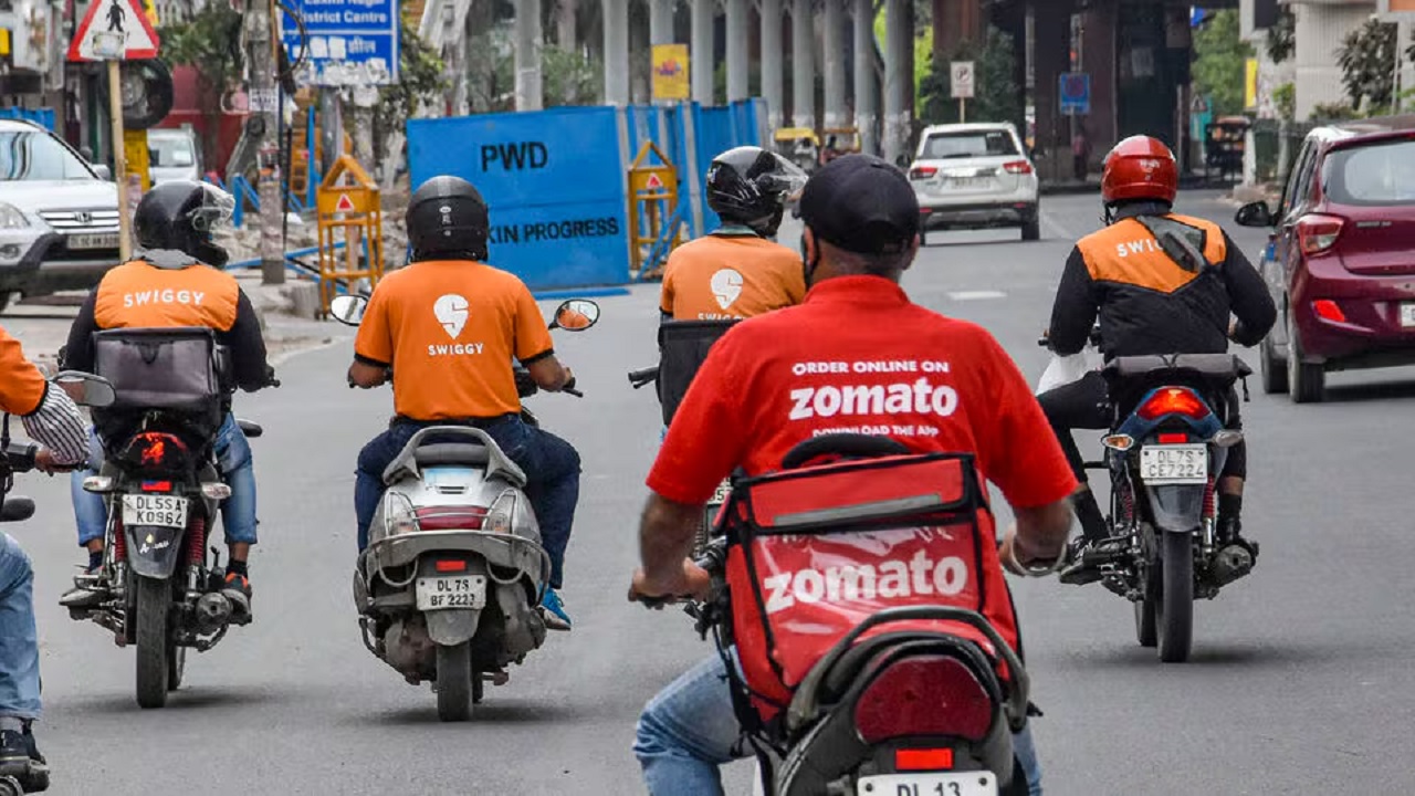 अब Online खाना मंगवाना पड़ेगा महंगा, Swiggy Zomato जैसे प्लेटफॉर्म्स ने बढ़ाए Service Rate