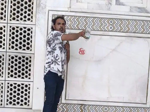 Taj Mahal को मंदिर बता युवकों ने चढ़ाया जल, CISF ने पकड़ा