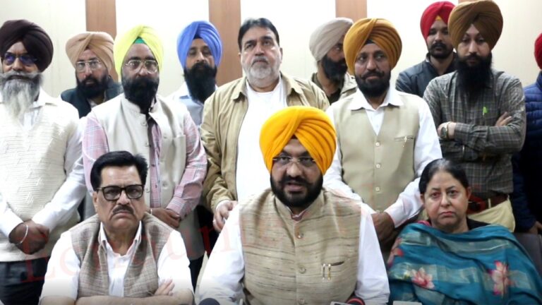 Punjab News: कैबिनेट मंत्री तरुणप्रीत सौंद ने विधायकों और जिला पदाधिकारियों से निगम चुनावों को लेकर की चर्चा, देखें वीडियो