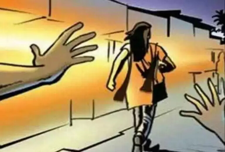 बाजार में युवतियों से हुई छेड़छाड़, विरोध करने पर घर वालों को पीटा