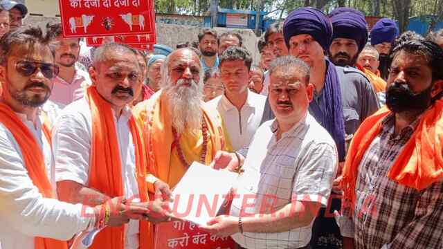 गौ माता के सम्मान में बददी में निकाली विशाल जनजागरण यात्रा, SDM के माध्यम से राष्ट्रपति व प्रधानमंत्री को भेजा ज्ञापन