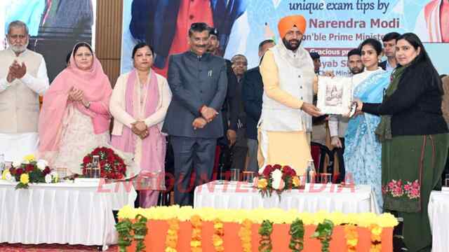 सूरजकुंड मेले में खूब पसंद किए जा रहे हैं मिट्टी के बर्तन, हथकरघा उत्पाद और सजावटी वस्तुएं