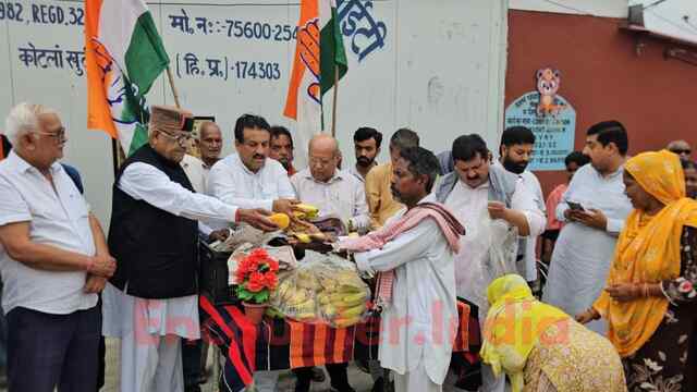 राहुल गांधी के 56वें जन्मदिवस पर जिला कांग्रेस कमेटी के अध्यक्ष देशराज गौतम की अध्यक्षता में कुष्ठ आश्रम में फल वितरित किए
