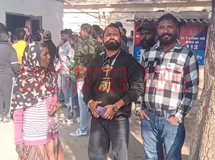 Jalandhar News: इलाके में चक्कर काटना युवक को पड़ा महंगा, छीना बाइक, थाने में हुआ हंगामा, देखें Live