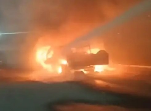 Highway पर Thar में हुई स्पार्किंग, देखते ही देखते बनी आग का गोला