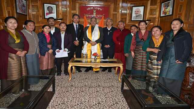 हिमाचल में तिब्बती समुदाय के योगदान की राज्यपाल ने की सराहना