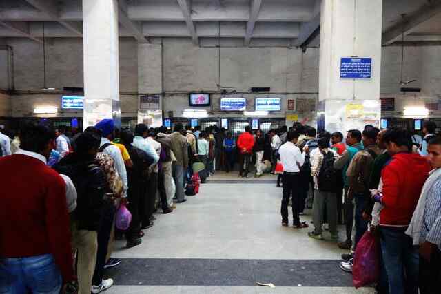 लाइनों में लगने की जरूरत नहीं, QR स्कैन से पाए Train Tickets