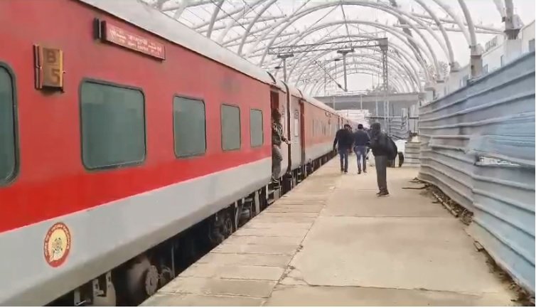 Jalandhar News: पंजाब बंद को लेकर रोकी Jhelum Express, देखें वीडियो
