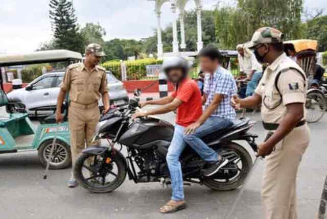 बाइक के पिछली सीट पर बैठे शख्स को बात करने पर लगेगा जुर्माना!
