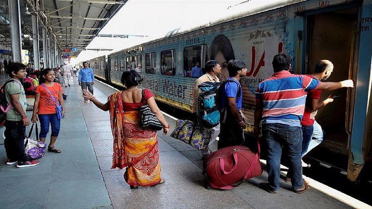 Train में सफर करने वाले यात्रियों को झटका, Railway ने बढ़ाई टिकट, इस दिन से लागू होगी नई कीमतें