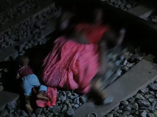 एक साल के बच्चे के साथ ट्रेन के आगे कूदी महिला, मासूम को खरोंच तक नहीं आई
