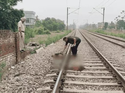Jalandhar: ट्रेन की चपेट में आए व्यक्ति की मौत, दो हिस्सों में बंटा शरीर