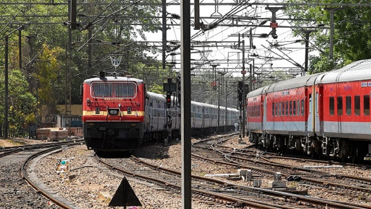 त्योहारी सीजन में Railway का ऐलान, एक साथ टिकट बुक करने पर मिलेगा 20% Discount