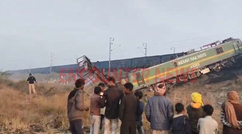 बड़ा हादसाः एक ट्रैक पर 2 ट्रेनों में हुई टक्कर, पटरी से उतरी, देखें वीडियो