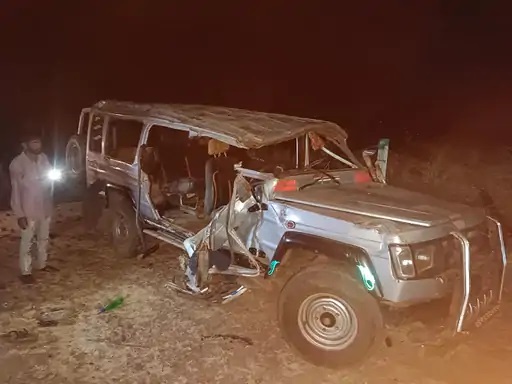 Tempo Traveller हुआ हादसाग्रस्त, 4 की मौत, 8 गंभीर
